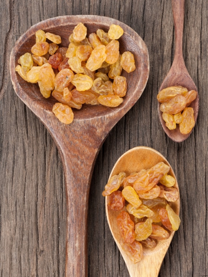 9 incredible benefits of eating soaked raisins